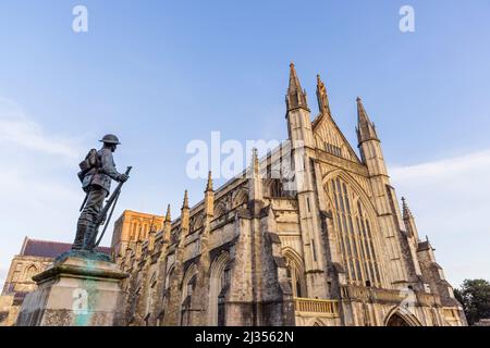 Gedenkstätte Bronzestatue eines Schützen des königlichen Gewehr-Korps von Winchester Cathedral in Cathedral Close, Winchester, Hampshire Stockfoto