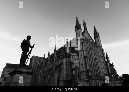 Gedenkstätte Bronzestatue eines Schützen des königlichen Gewehr-Korps von Winchester Cathedral in Cathedral Close, Winchester, Hampshire Stockfoto