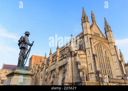 Gedenkstätte Bronzestatue eines Schützen des königlichen Gewehr-Korps von Winchester Cathedral in Cathedral Close, Winchester, Hampshire Stockfoto