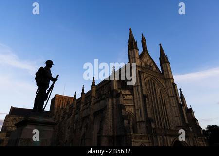 Gedenkstätte Bronzestatue eines Schützen des königlichen Gewehr-Korps von Winchester Cathedral in Cathedral Close, Winchester, Hampshire Stockfoto