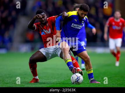 Charlton Athletic's Diallang Jaiyesimi (links) und Henry Lawrence von AFC Wimbledon kämpfen während des Sky Bet League One-Spiels im Cherry Red Records Stadium, London, um den Ball. Bilddatum: Dienstag, 5. April 2022. Stockfoto