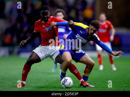 Charlton Athletic's Diallang Jaiyesimi (links) und Henry Lawrence von AFC Wimbledon kämpfen während des Sky Bet League One-Spiels im Cherry Red Records Stadium, London, um den Ball. Bilddatum: Dienstag, 5. April 2022. Stockfoto