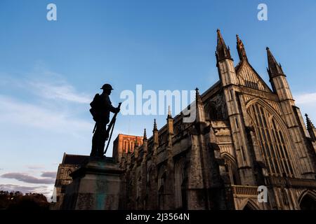 Gedenkstätte Bronzestatue eines Schützen des königlichen Gewehr-Korps von Winchester Cathedral in Cathedral Close, Winchester, Hampshire Stockfoto