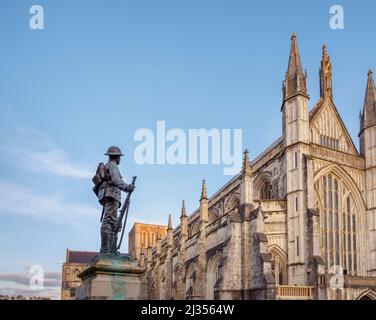 Gedenkstätte Bronzestatue eines Schützen des königlichen Gewehr-Korps von Winchester Cathedral in Cathedral Close, Winchester, Hampshire Stockfoto