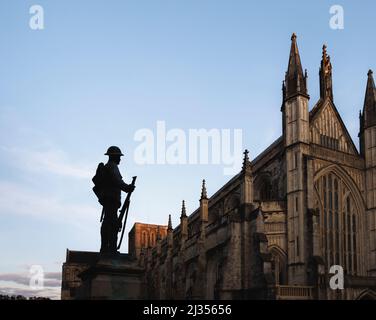 Gedenkstätte Bronzestatue eines Schützen des königlichen Gewehr-Korps von Winchester Cathedral in Cathedral Close, Winchester, Hampshire Stockfoto