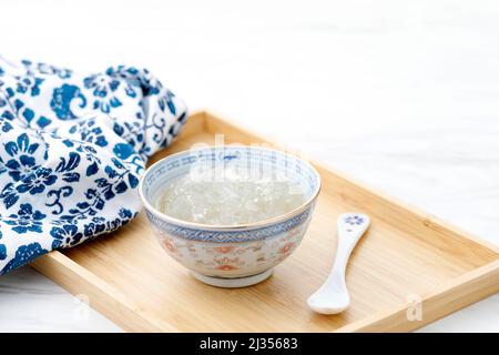 Vogelnistsuppe, asiatische Küche für gesunden Körper, reich an Kollagen Stockfoto