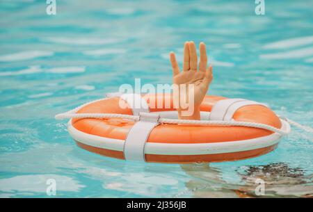 Rettungsschwimmerring. Ertrinkende Person. Kein Schwimmen. Rettungsausrüstung für Wasser. Stockfoto