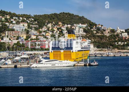 NIZZA, FRANKREICH -AUG 09,2021- Blick auf die Luxusyachten und die Fähre nach Korsika im Hafen von Nizza am Mittelmeer in Nizza auf den Franzosen Stockfoto