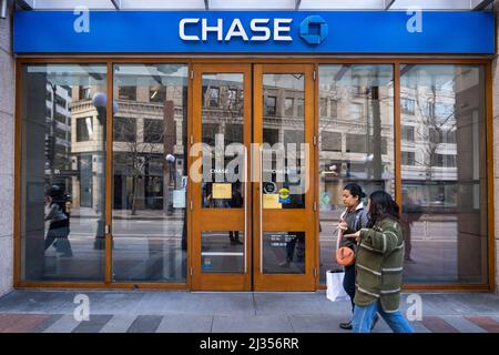 Seattle, USA. 5. April 2022. Menschen, die an einem vorübergehend geschlossenen Schild an einer Bank auf 4. und Pike vorbeikommen. Die Polizei von Seattle hat kürzlich am 3. und Pine ein mobiles Polizeirevier beim Amazonas-Ivy-Gebäude eingerichtet. Der Tech-Riese machte Schlagzeilen, indem er Mitarbeitern, die aus dem Ivy-Gebäude arbeiten, sagte, dass sie einen anderen Standort wählen können, um dort zu arbeiten, bis die Polizei im Pike and Pine-Korridor Verbrechen unter Kontrolle bekommt. James Anderson/Alamy Live News Stockfoto