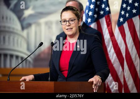 Washington, Usa. 05. April 2022. Die US-Vertreterin Elise Stefanik (R-NY) spricht auf einer Pressekonferenz der Republikaner im Repräsentantenhaus. Kredit: SOPA Images Limited/Alamy Live Nachrichten Stockfoto