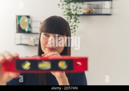 Selbstbewusste Architektin kaukasische Frau mit einer Geisterebene im Vordergrund. Hochwertige Fotos Stockfoto