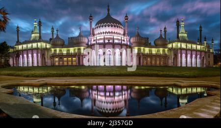 Der Royal Pavilion, auch bekannt als Brighton Pavilions, ist eine ehemalige königliche Residenz der Klasse I, die sich an der Grand Parade in Brighton befindet. Der pa Stockfoto