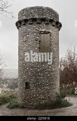 Der denkmalgeschützte Broadwood's Folly (Tower) aus Feuerstein in Box Hill / Lodge Hill auf dem Happy Valley Circular Walk im Winter in Surrey, England Stockfoto