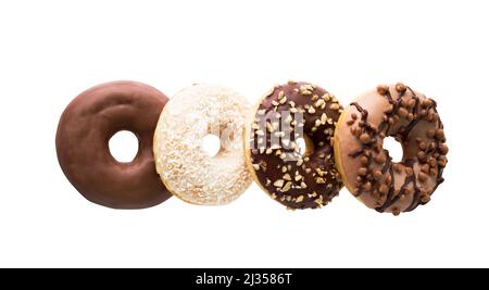 Vier Schokolade- und Kokosnussdonuts isoliert auf weißem Hintergrund mit Schneideweg Stockfoto