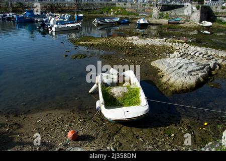 Pozzuoli, Italien. 05. April 2022. Der alte Hafen von Pozzuoli, auch Darsena genannt, ohne Wasser und mit Booten, die im Schlamm vertäut sind, aufgrund des Bradyseismus "vulkanisches Phänomen", das den Bodenspiegel um etwa 1 Zentimeter pro Monat ansteigen lässt. Pozzuoli, Italien, 05. April 2022. (Foto von Vincenzo Izzo/Sipa USA) Quelle: SIPA USA/Alamy Live News Stockfoto