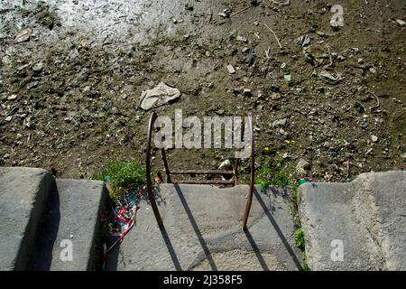 Pozzuoli, Italien. 05. April 2022. Der alte Hafen von Pozzuoli, auch Darsena genannt, ohne Wasser und mit Booten, die im Schlamm vertäut sind, aufgrund des Bradyseismus "vulkanisches Phänomen", das den Bodenspiegel um etwa 1 Zentimeter pro Monat ansteigen lässt. Pozzuoli, Italien, 05. April 2022. (Foto von Vincenzo Izzo/Sipa USA) Quelle: SIPA USA/Alamy Live News Stockfoto