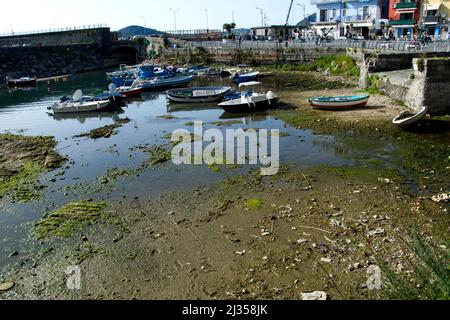 Pozzuoli, Italien. 05. April 2022. Der alte Hafen von Pozzuoli, auch Darsena genannt, ohne Wasser und mit Booten, die im Schlamm vertäut sind, aufgrund des Bradyseismus "vulkanisches Phänomen", das den Bodenspiegel um etwa 1 Zentimeter pro Monat ansteigen lässt. Pozzuoli, Italien, 05. April 2022. (Foto von Vincenzo Izzo/Sipa USA) Quelle: SIPA USA/Alamy Live News Stockfoto