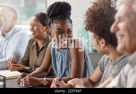 Lachen kann Ihren Tag erhellen. Aufnahme einer Gruppe von Geschäftsleuten bei einem Arbeitstreffen. Stockfoto
