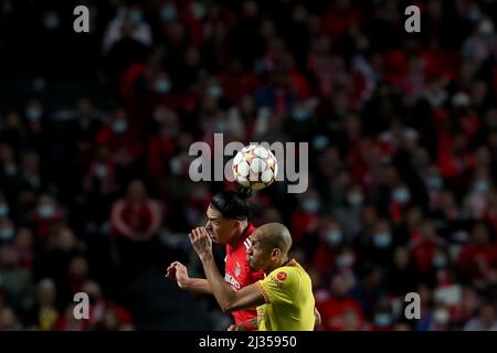 Lissabon, Portugal. 5. April 2022. Darwin Nunez von SL Benfica (L) steht mit Fabinho vom FC Liverpool während des UEFA Champions League Quarter Final Leg One Fußballspiels zwischen SL Benfica und dem FC Liverpool am 5. April 2022 im Luz-Stadion in Lissabon, Portugal, im Spiel. (Bild: © Pedro Fiuza/ZUMA Press Wire) Stockfoto