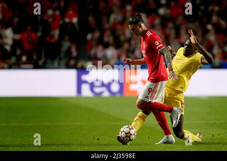 Lissabon, Portugal. 5. April 2022. Darwin Nunez von SL Benfica (L) steht mit Ibrahima Konate vom FC Liverpool während des UEFA Champions League Quarter Final Leg One Fußballspiels zwischen SL Benfica und dem FC Liverpool am 5. April 2022 im Luz-Stadion in Lissabon, Portugal, im Spiel. (Bild: © Pedro Fiuza/ZUMA Press Wire) Stockfoto