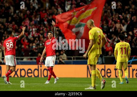 Lissabon, Portugal. 5. April 2022. Darwin Nunez von SL Benfica (2. L) feiert am 5. April 2022 ein Tor beim UEFA Champions League Quarter Final Leg One Fußballspiel zwischen SL Benfica und dem FC Liverpool im Luz-Stadion in Lissabon, Portugal. (Bild: © Pedro Fiuza/ZUMA Press Wire) Stockfoto