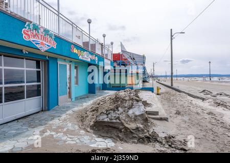 Mit Eis auf der Bucht von Nottawasaga ist der Strand von Wasaga praktisch menschenleer. Geschäfte und Restaurants sind für den Winter geschlossen. Das längste Süßwasser der Welt Stockfoto