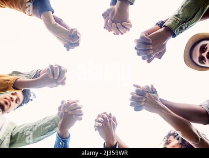 Wahre Freunde stehen dir zur Seite. Zugeschnittenes Bild einer Gruppe von Freunden, die die Hände halten. Stockfoto