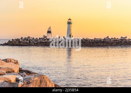 Santa Cruz Wellenbrecher Leuchtturm in Santa Cruz, Kalifornien bei Sonnenuntergang Stockfoto