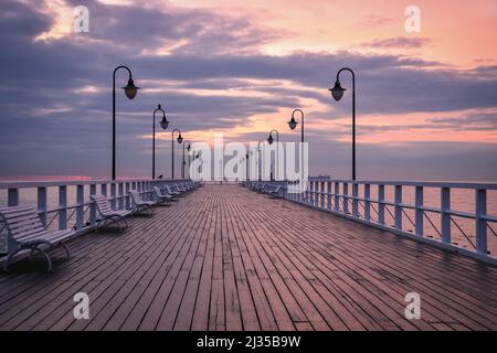 Wunderschöne Landschaft am Morgen am Meer. Hölzerne beliebte Pier am Morgen in Gdynia, Polen. Stockfoto