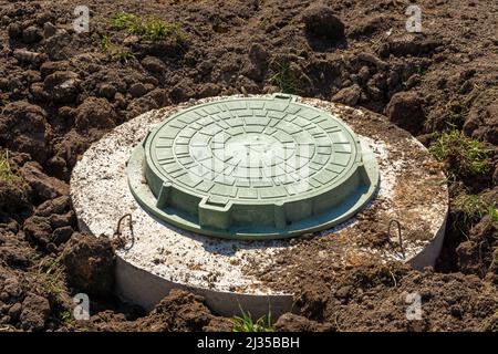 Installation eines neuen unterirdischen Versorgungsgutes zur Versorgung neuer Wohngebiete, selektiver Fokus Stockfoto