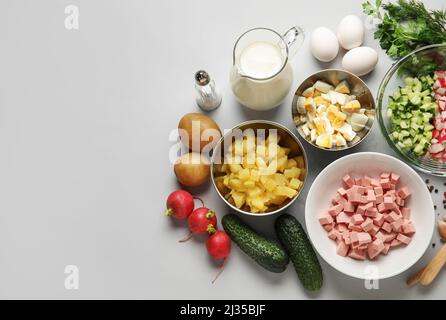 Zutaten für die Zubereitung von leckeren Okroshka auf grauem Hintergrund, Nahaufnahme Stockfoto