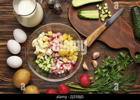 Zutaten für die Zubereitung schmackhafter Okroshka auf Holzgrund, Nahaufnahme Stockfoto