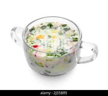 Glasschale mit leckerer Okroshka auf weißem Hintergrund Stockfoto
