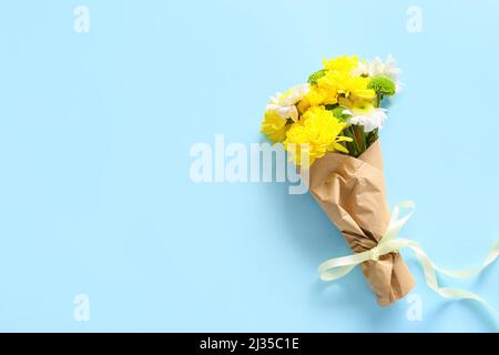 Bouquet von schönen Chrysantheme Blumen auf blauem Hintergrund Stockfoto