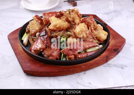 Sizzling Vermicelli Hummer in einem Gericht isoliert auf Holzbrett Seitenansicht auf grauem Hintergrund Hong kong Meeresfrüchte Stockfoto