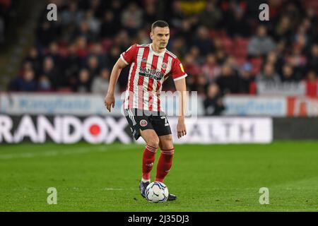 Sheffield, Großbritannien. 05. April 2022. Filip Uremovic #25 von Sheffield United mit dem Ball in Sheffield, Vereinigtes Königreich am 4/5/2022. (Foto von Simon Whitehead/News Images/Sipa USA) Quelle: SIPA USA/Alamy Live News Stockfoto