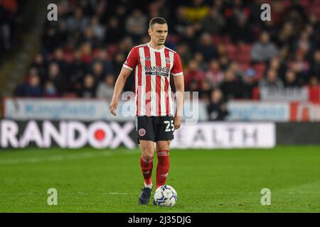 Sheffield, Großbritannien. 05. April 2022. Filip Uremovic #25 von Sheffield United mit dem Ball in Sheffield, Vereinigtes Königreich am 4/5/2022. (Foto von Simon Whitehead/News Images/Sipa USA) Quelle: SIPA USA/Alamy Live News Stockfoto