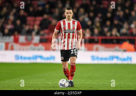 Sheffield, Großbritannien. 05. April 2022. Filip Uremovic #25 von Sheffield United mit dem Ball in Sheffield, Vereinigtes Königreich am 4/5/2022. (Foto von Simon Whitehead/News Images/Sipa USA) Quelle: SIPA USA/Alamy Live News Stockfoto