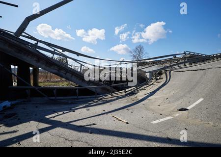 Bucha, Ukraine. 04. April 2022. Ein Blick auf die Zerstörung der Irpin-Brücke auf der Autobahn M-06 Kiew-Chop nach der russischen Invasion am 4. April 2022 in Bucha, Region Kiew, Ukraine. Quelle: Ukrainische Präsidentschaft/Ukrainische Präsidentschaft/Alamy Live News Stockfoto