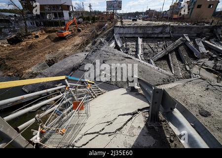 Bucha, Ukraine. 04. April 2022. Ein Blick auf die Zerstörung der Irpin-Brücke auf der Autobahn M-06 Kiew-Chop nach der russischen Invasion am 4. April 2022 in Bucha, Region Kiew, Ukraine. Quelle: Ukrainische Präsidentschaft/Ukrainische Präsidentschaft/Alamy Live News Stockfoto