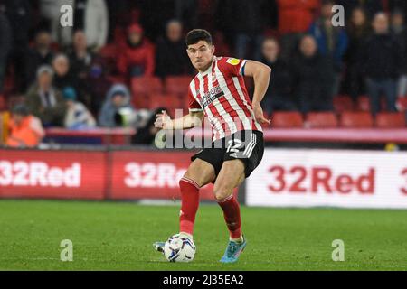 Sheffield, Großbritannien. 05. April 2022. John Egan #12 von Sheffield United übergibt den Ball in Sheffield, Großbritannien am 4/5/2022. (Foto von Simon Whitehead/News Images/Sipa USA) Quelle: SIPA USA/Alamy Live News Stockfoto