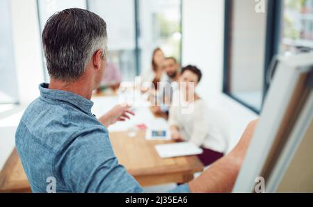 Was war das? Aufnahme einer Gruppe von Kollegen, die bei der Arbeit eine Präsentation halten. Stockfoto