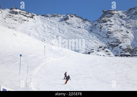 Bild ©lizenziert für Parsons Media. 28/02/2022. Val-d'Isre, Frankreich. Val-d'Isre - französisches Skigebiet. Die Skifahrer kehren nach 2 Jahren Urlaubszeit aufgrund von Covid-19 in das französische Skigebiet Val-d'Isre in den französischen Alpen zurück. Bild von Andrew Parsons / Parsons Media Stockfoto