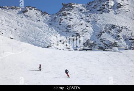 Bild ©lizenziert für Parsons Media. 28/02/2022. Val-d'Isère, Frankreich. Val-d'Isère - französisches Skigebiet. Die Skifahrer kehren nach 2 Jahren Urlaubszeit aufgrund von Covid-19 in das französische Skigebiet Val-d'Isère in den französischen Alpen zurück. Bild von Andrew Parsons / Parsons Media Stockfoto