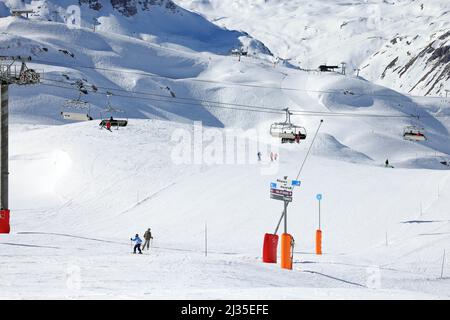 Bild ©lizenziert für Parsons Media. 28/02/2022. Val-d'Isre, Frankreich. Val-d'Isre - französisches Skigebiet. Die Skifahrer kehren nach 2 Jahren Urlaubszeit aufgrund von Covid-19 in das französische Skigebiet Val-d'Isre in den französischen Alpen zurück. Bild von Andrew Parsons / Parsons Media Stockfoto