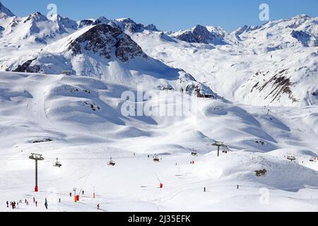 Bild ©lizenziert für Parsons Media. 28/02/2022. Val-d'Isre, Frankreich. Val-d'Isre - französisches Skigebiet. Die Skifahrer kehren nach 2 Jahren Urlaubszeit aufgrund von Covid-19 in das französische Skigebiet Val-d'Isre in den französischen Alpen zurück. Bild von Andrew Parsons / Parsons Media Stockfoto