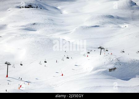 Bild ©lizenziert für Parsons Media. 28/02/2022. Val-d'Isre, Frankreich. Val-d'Isre - französisches Skigebiet. Die Skifahrer kehren nach 2 Jahren Urlaubszeit aufgrund von Covid-19 in das französische Skigebiet Val-d'Isre in den französischen Alpen zurück. Bild von Andrew Parsons / Parsons Media Stockfoto