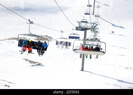 Bild ©lizenziert für Parsons Media. 28/02/2022. Val-d'Isre, Frankreich. Val-d'Isre - französisches Skigebiet. Die Skifahrer kehren nach 2 Jahren Urlaubszeit aufgrund von Covid-19 in das französische Skigebiet Val-d'Isre in den französischen Alpen zurück. Bild von Andrew Parsons / Parsons Media Stockfoto