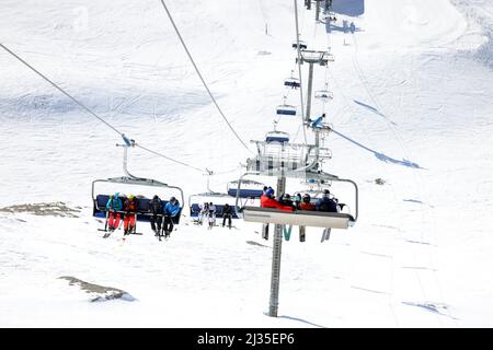 Bild ©lizenziert für Parsons Media. 28/02/2022. Val-d'Isère, Frankreich. Val-d'Isère - französisches Skigebiet. Die Skifahrer kehren nach 2 Jahren Urlaubszeit aufgrund von Covid-19 in das französische Skigebiet Val-d'Isère in den französischen Alpen zurück. Bild von Andrew Parsons / Parsons Media Stockfoto