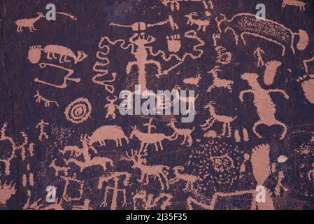 Petroglyphen auf Newspaper Rock im Canyonlands National Park, Utah, USA Stockfoto